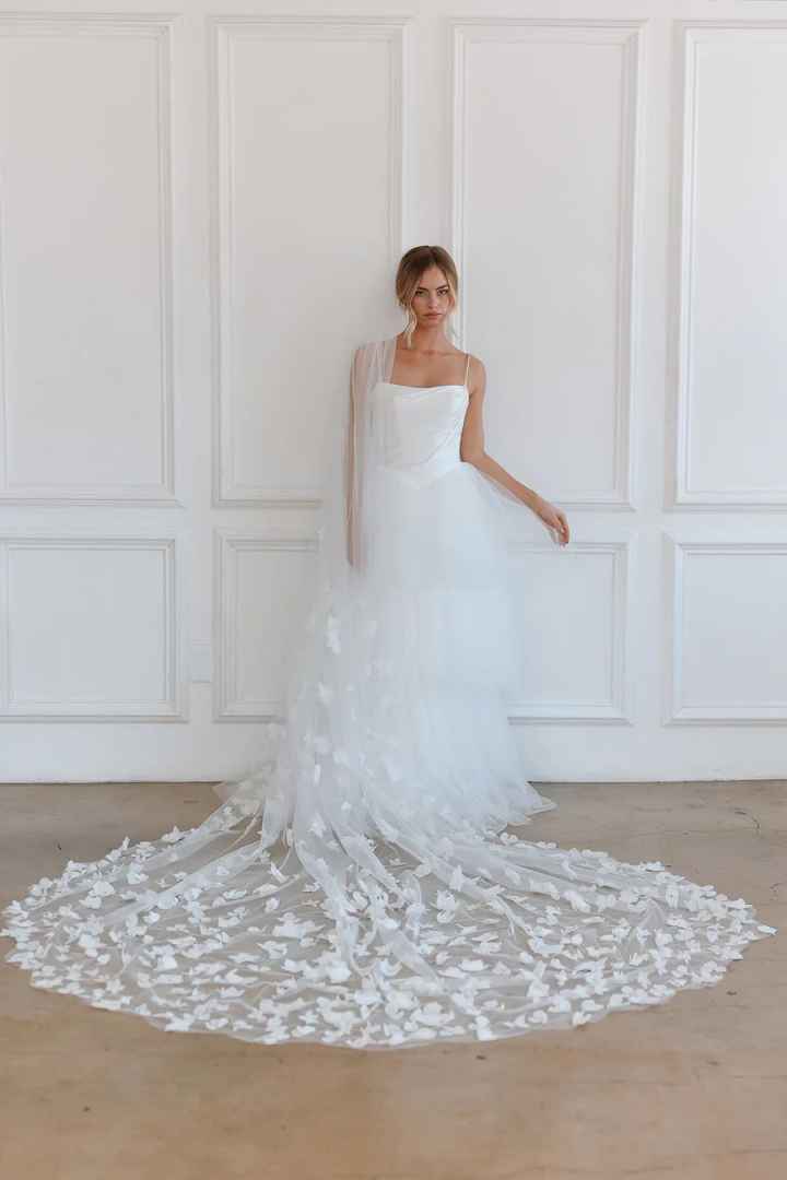 Gorgeous Wedding Veils One Layer 3D Flowers Veils Long Cathedral Length Bridal Veils With Comb Wedding Accessories Customized