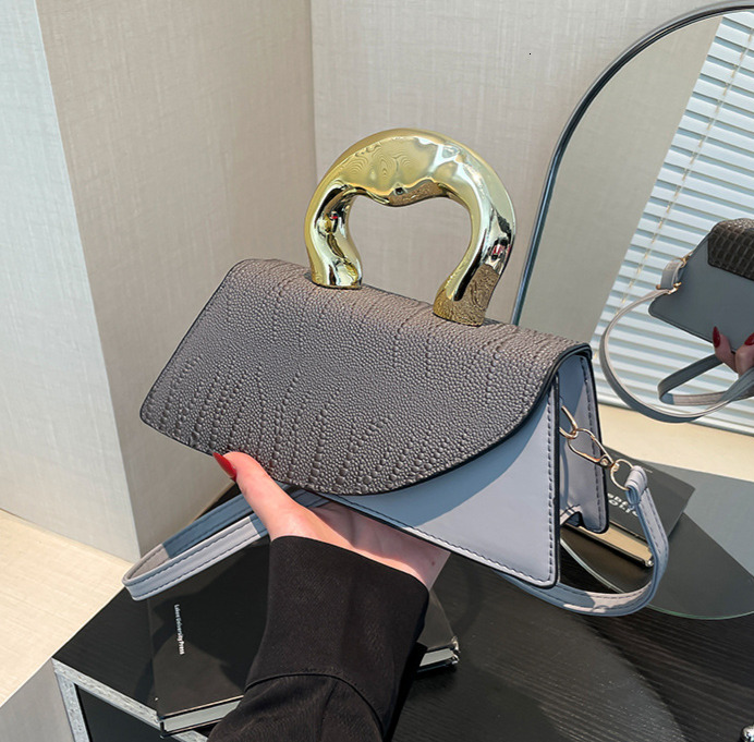 2025 Autumn New Women s Shoulder Bag Niche Design Crocodile Pattern Fashionable women bag s Women s Crossbody Bag Autumn New Light Luxury Style Design