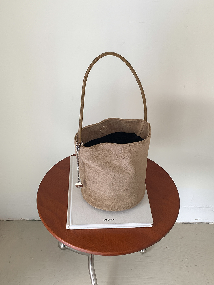 2025 new women's bucket shaped handbag fashion designer niche Korean style handbag