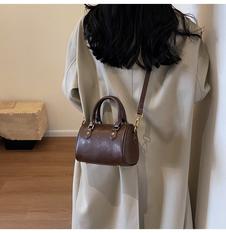 bag 2025 Autumn New Women s Shoulder Bag women s Niche New Retro Shoulder Bag Autumn New Designer Bag Versatile Commuting Bag Women s Crossbody Bag