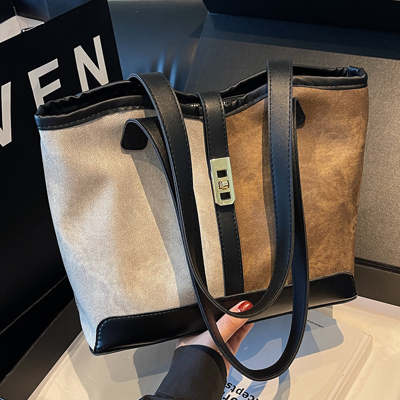 designer bag Large Capacity Bag for Women 2025 Autumn Winter New Vintage Fashion Single Shoulder Commuter Bag Luxury bag American Style Versatile Bag 