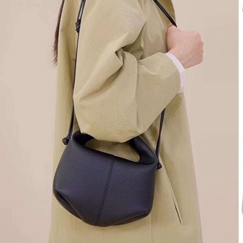 new cross border Paris niche leather commuting shoulder fashion bag bag designer bag women s crossbody bag fashionable dumpling bag