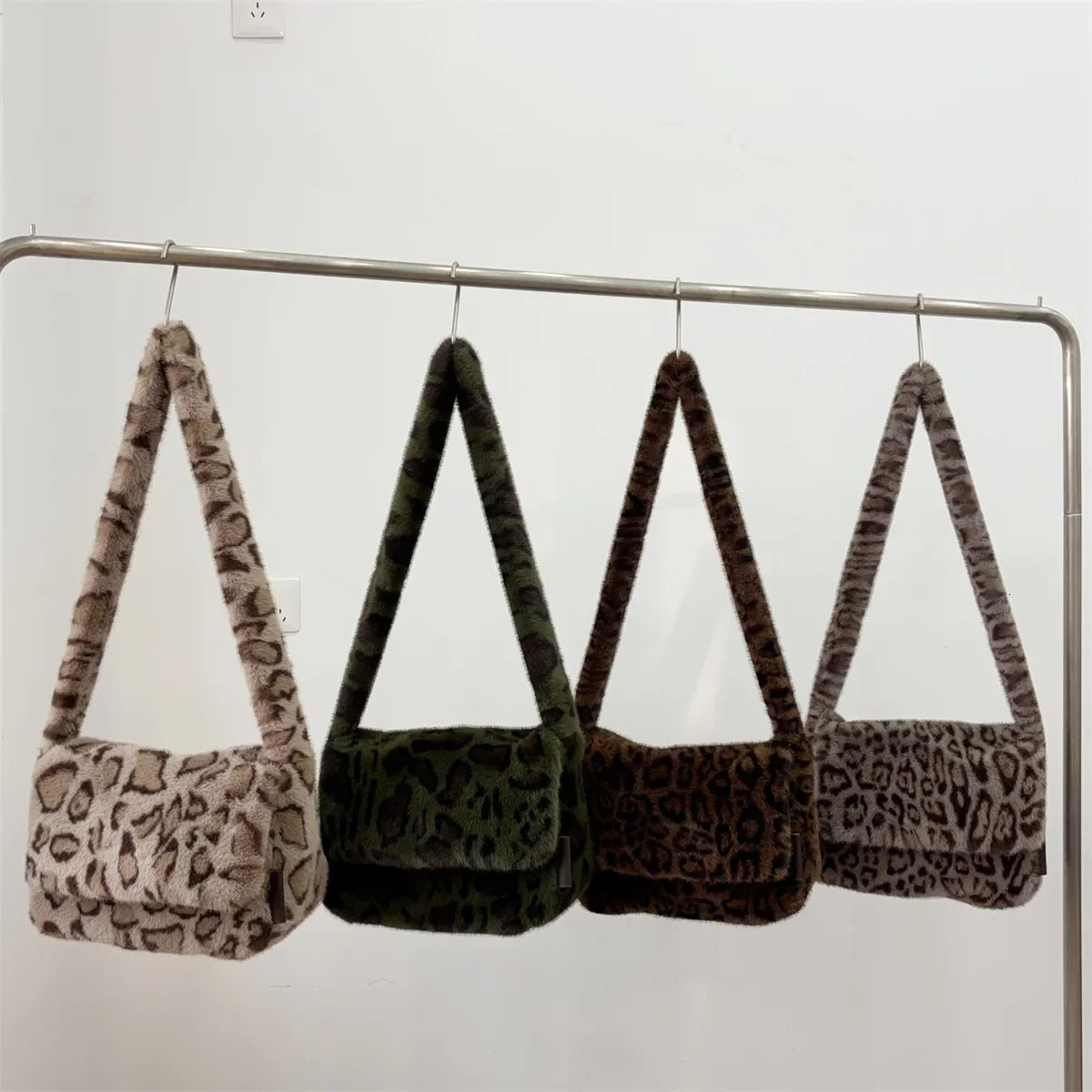Faux Fur Leopard Print Messenger Bags for Women Vintage Soft Plush Ladies Shoulder Bag Large Capacity Female Furry Handbags 250811