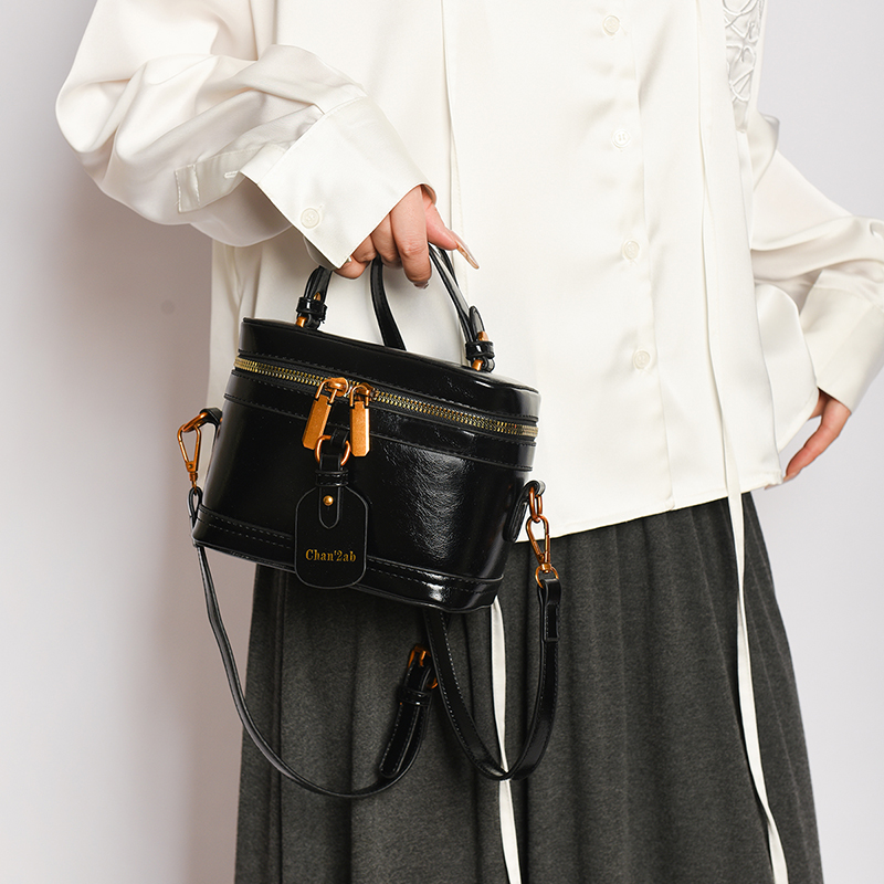 High-end Handheld Box-shaped Small Square Handbag for Women - New Fashionable and Trendy Commuter Shoulder Bag 8883