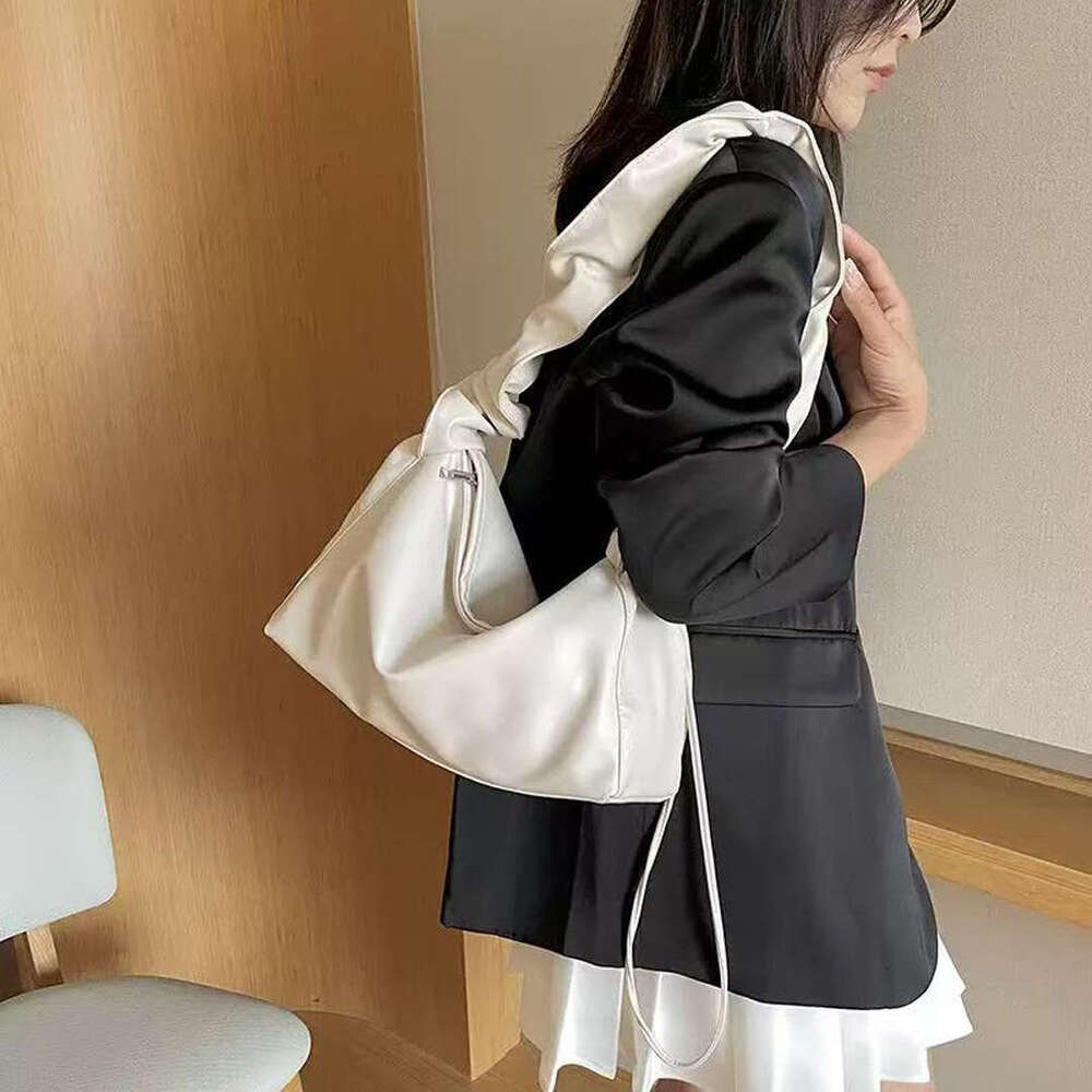 Spring Summer New Large Capacity Underarm Cloud Women's Single Shoulder Baguette Wrinkled Pillow Bag B5