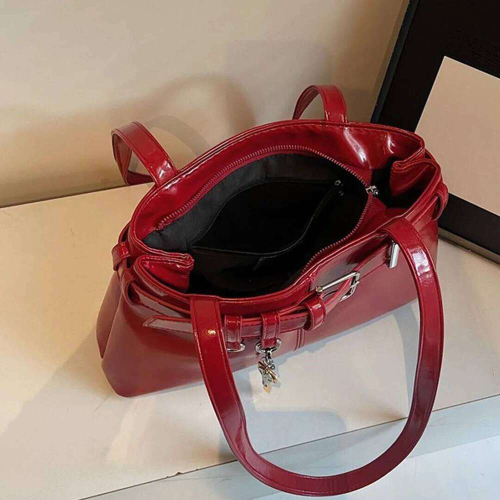 Retro Belt Buckle Motorcycle Armpit Shoulder New Large Capacity Fashionable Temperament Women S Commuting Tote Bag Tren