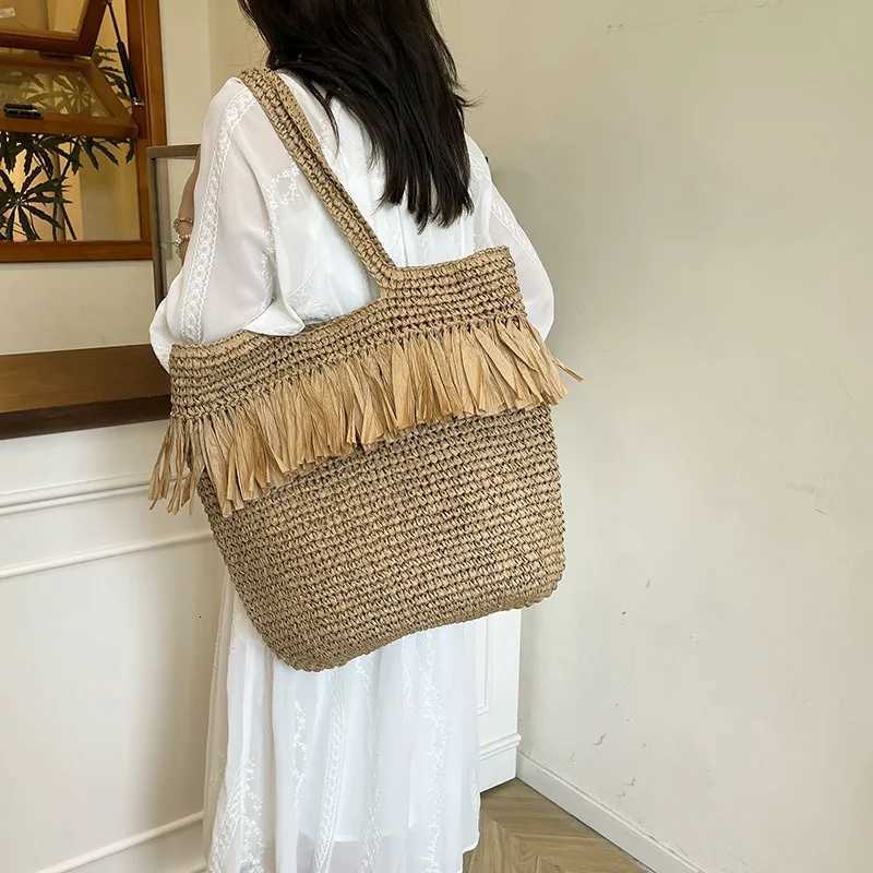 Chic Straw Shoulder Bags Fashion Tassel Weave Totes for Women Shoulder Bag Large Capacity Handbags Hand-woven Holiday Beach Bag Z250812