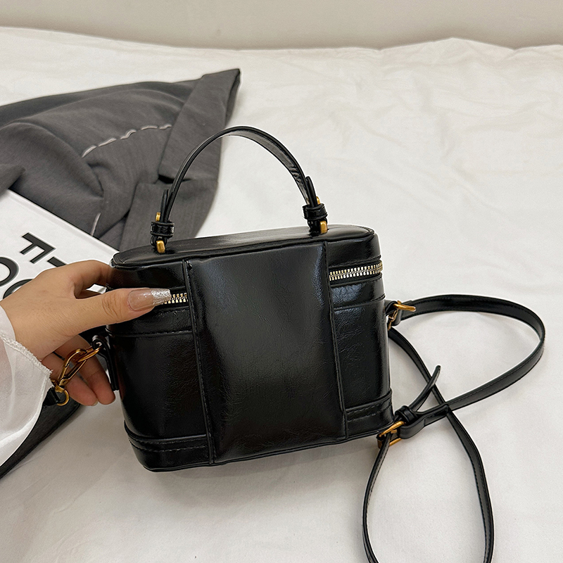 High-end Handheld Box-shaped Small Square Handbag for Women - New Fashionable and Trendy Commuter Shoulder Bag 8883