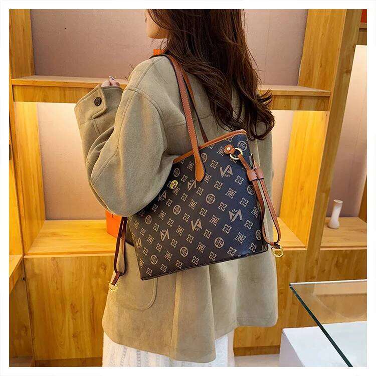 Hot Selling Women's Underarm Tote Bag Large Capacity With European Vintage Print Perfect For Commuting Office Outings Designer Bags