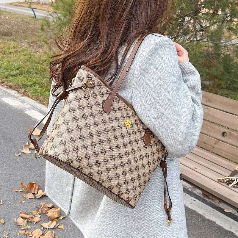 Hot Selling Women's Underarm Tote Bag Large Capacity With European Vintage Print Perfect For Commuting Office Outings Designer Bags