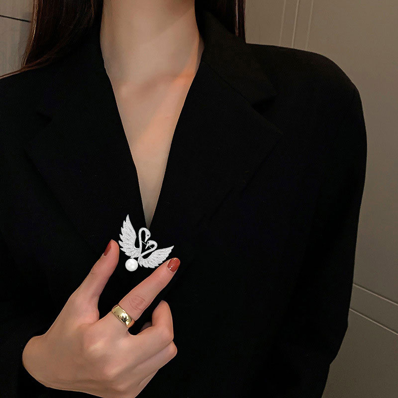 Luxury Feminine Jewelry: Opulent Embellished Feathered Pendant Charm