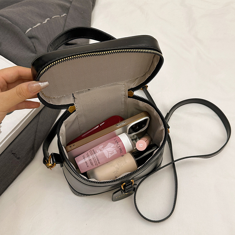 High-end Handheld Box-shaped Small Square Handbag for Women - New Fashionable and Trendy Commuter Shoulder Bag 8883