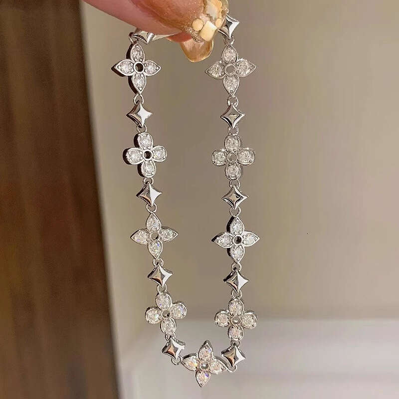 25 Luxury jewelry designer bracelet for Women Drawing process hollowed out lucky clover necklace high-end bracelet earrings sweater chain 4/ Leaf flow