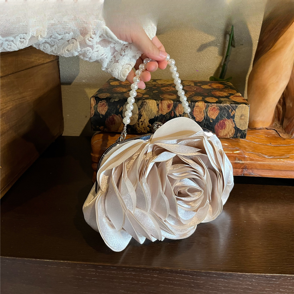 2025 Autumn New Women's Shoulder Bag Retro Evening Dress Flower Bag Handbag Soft Women's Crossbody Bag Women's Handbag Designer Bag