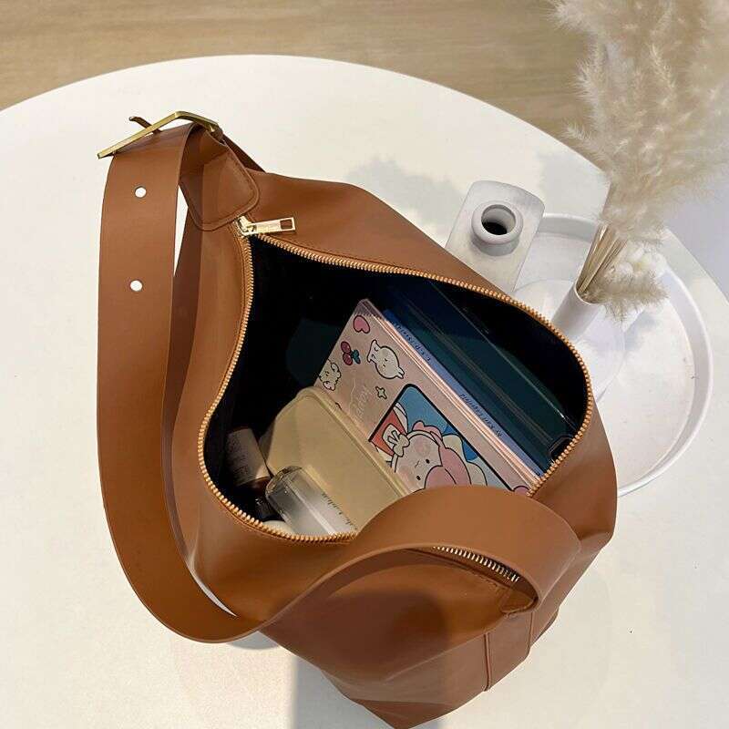 Capacity for Designer Women 2025 New Trendy Tote Niche Single Shoulder Crossbody Large Luxury College Student Class Bag