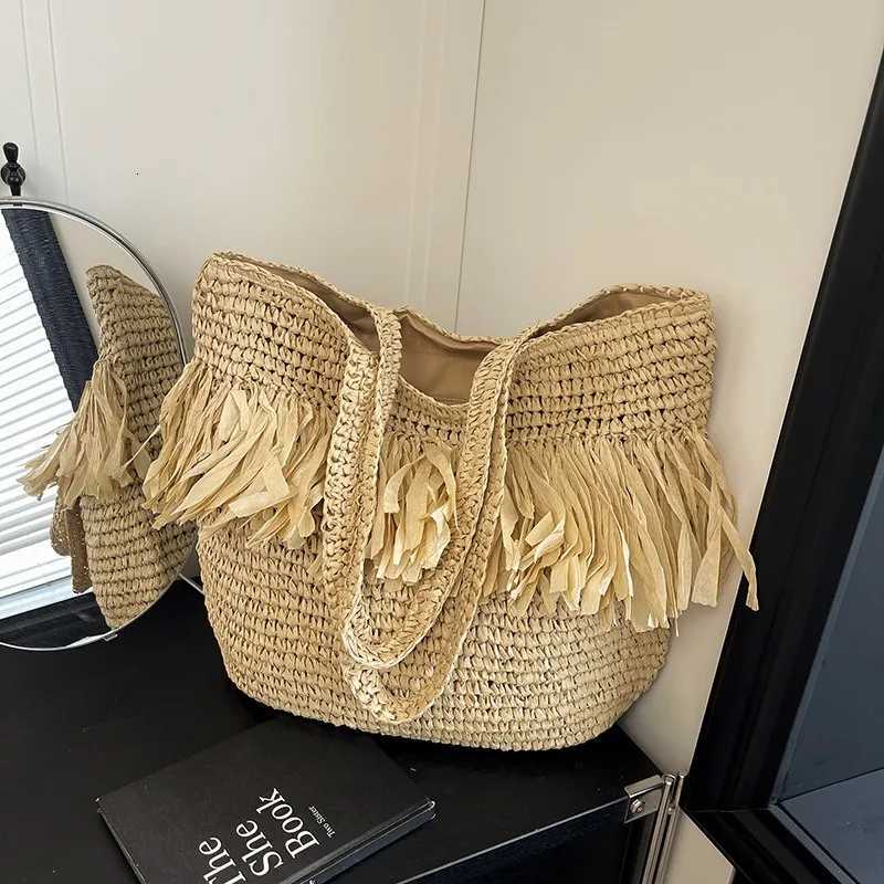 Chic Straw Shoulder Bags Fashion Tassel Weave Totes for Women Shoulder Bag Large Capacity Handbags Hand-woven Holiday Beach Bag Z250812