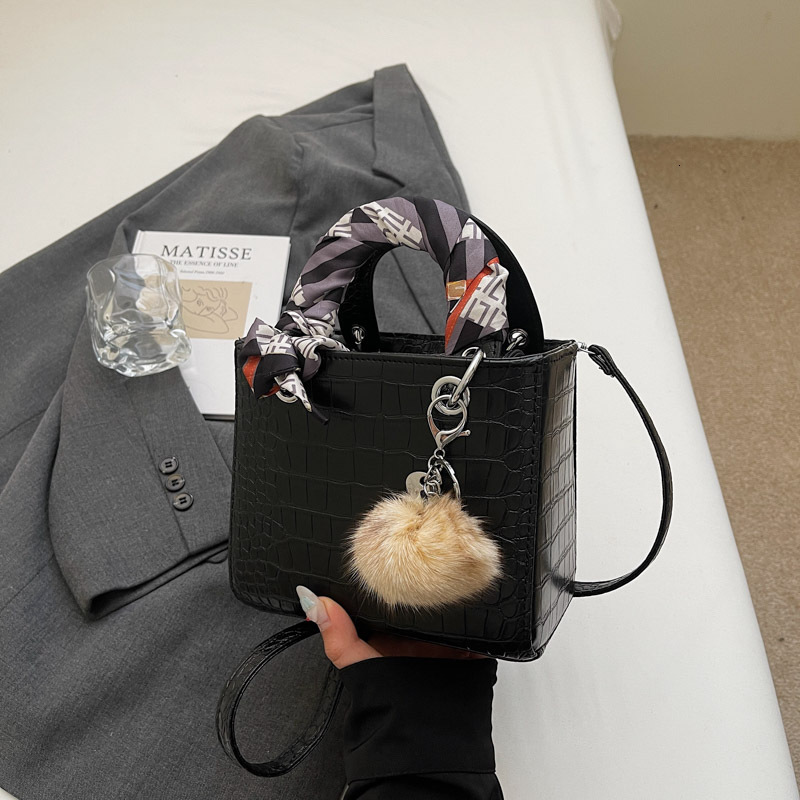 2025 Handheld Princess Diana Bag Fresh Crocodile Pattern Summer New Trendy Fashion Simple Crossbody Bag Small Square Luxury Designer Bag Bag Bag For W