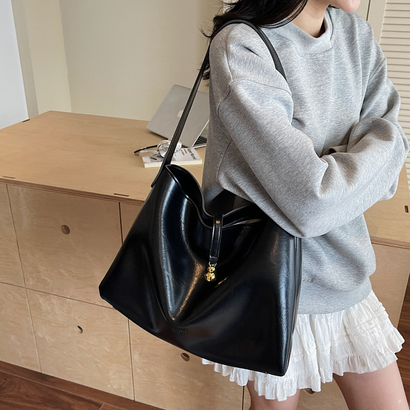 Autumn design New Women s Shoulder Bag Retro Commuter Bag Women s New Fashion Shoulder Bag Large Capacity Underarm Bag Women s Crossbody Bag Autumn Ne