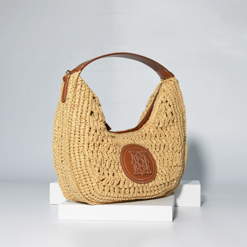 2025 New Designer Fashionable and Simple Hand Woven Straw Bag Design Sense Leisure Commuter Underarm Bag