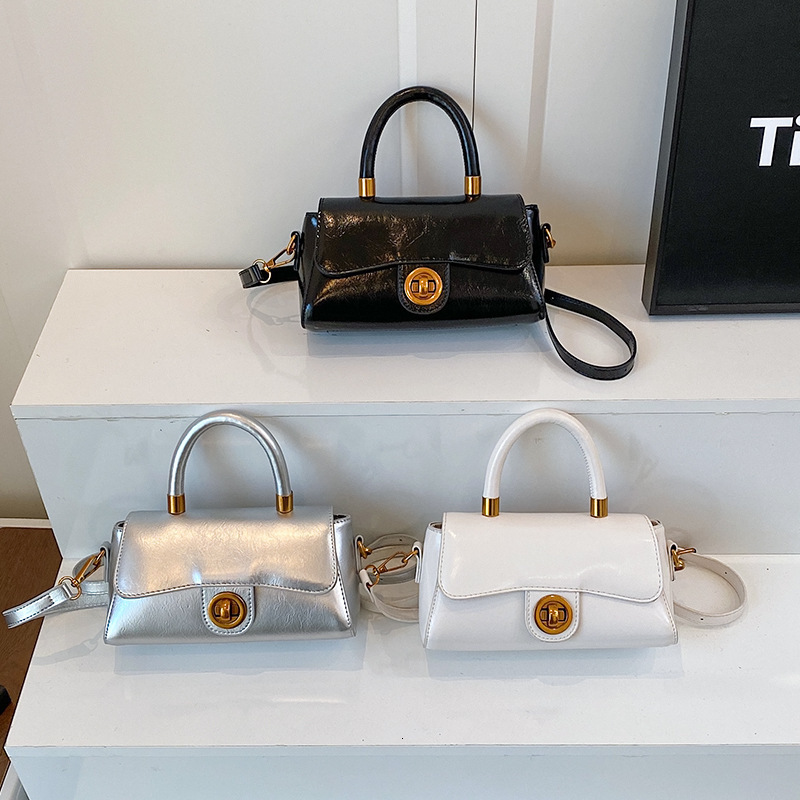 New autumn shoulder bag for 2025, retro niche design, fashionable women's crossbody bag, designer bag, handheld small square bag, commuting shoul