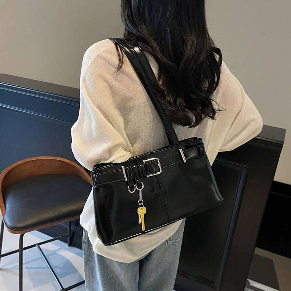 Retro Belt Buckle Motorcycle Armpit Shoulder New Large Capacity Fashionable Temperament Women S Commuting Tote Bag Tren