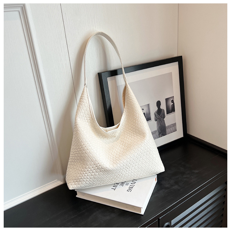 Large-Capacity Fashionable Shoulder Messenger Bag with Simplicity