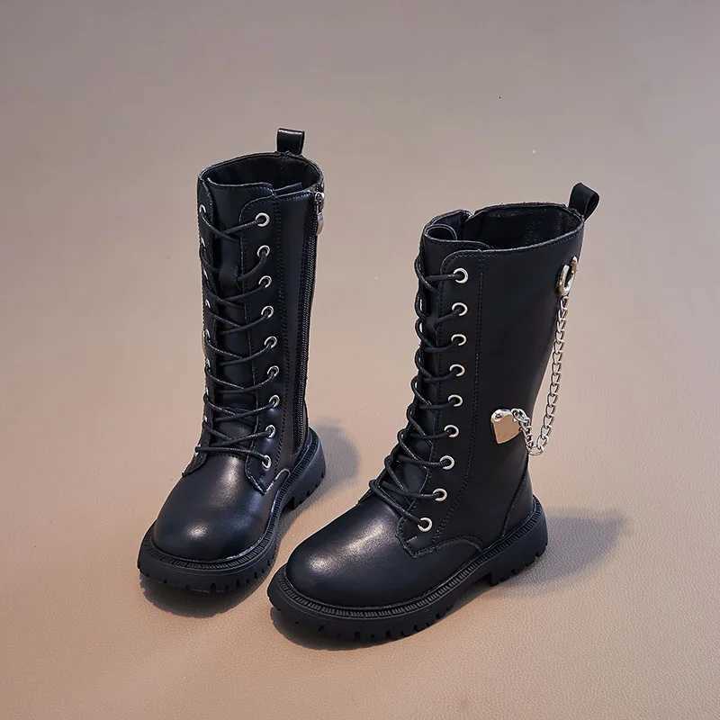 2023 New Korean Style Winter Girls Boots Sle Britain Sle Children Fashion Versatile Soft Princess Shoes High Boots Chains Love PU XJ250812