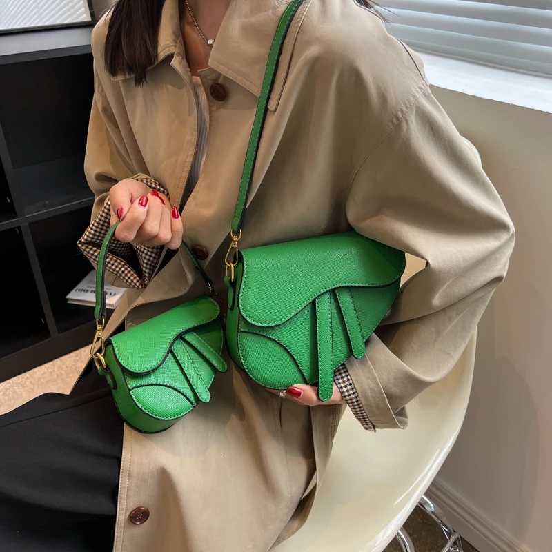 New Solid Design Saddle Bags Versatile Womens Single Shoulder Bag Outdoor Leisure Commuting Trend Womens Handbag Z250812
