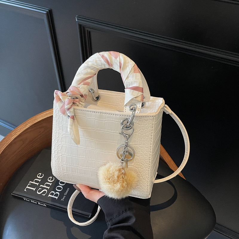2025 Handheld Princess Diana Bag Fresh Crocodile Pattern Summer New Trendy Fashion Simple Crossbody Bag Small Square Luxury Designer Bag Bag Bag For W