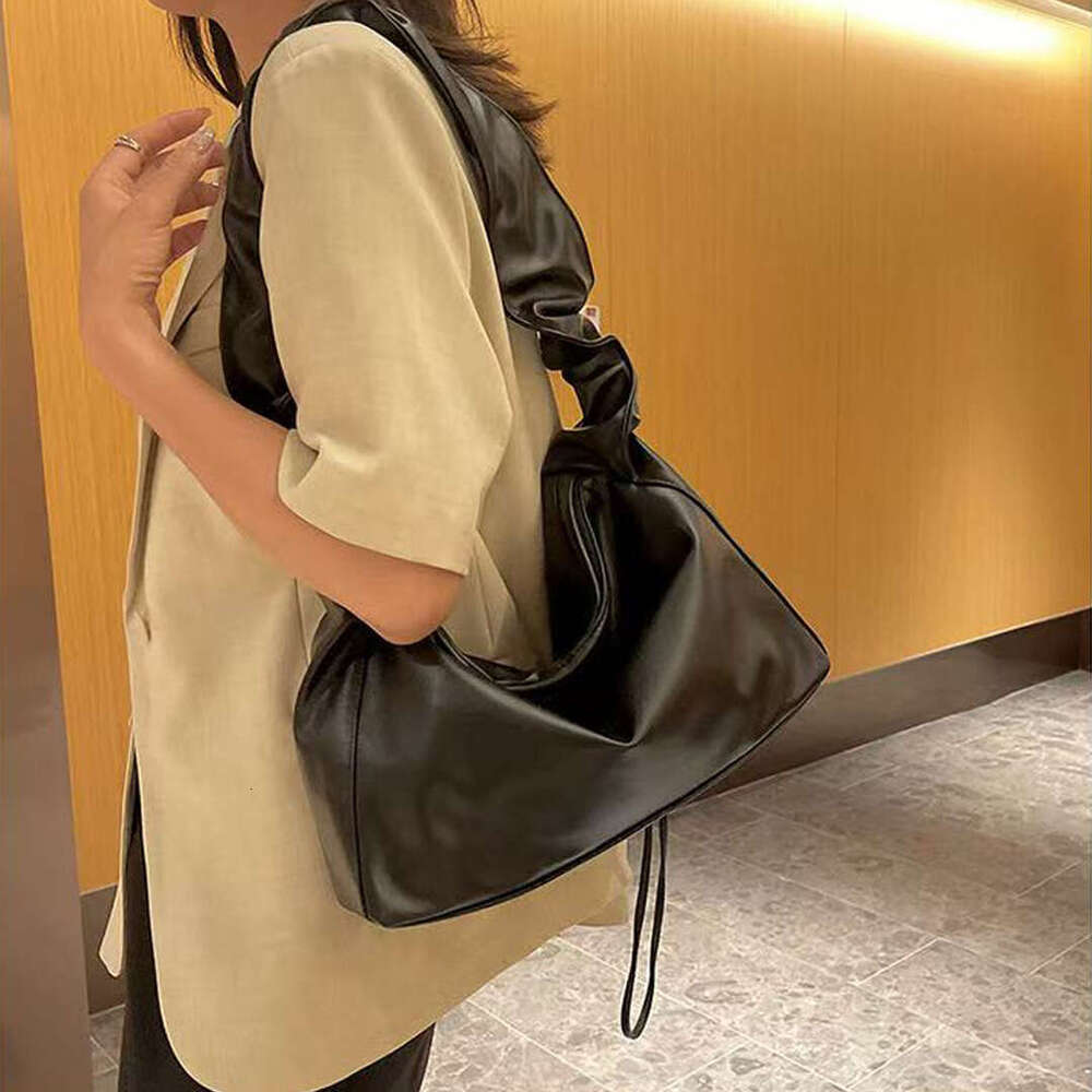 Spring Summer New Large Capacity Underarm Cloud Women's Single Shoulder Baguette Wrinkled Pillow Bag B5