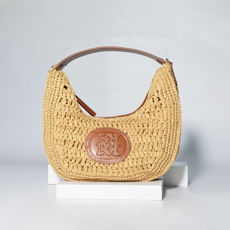 2025 New Designer Fashionable and Simple Hand Woven Straw Bag Design Sense Leisure Commuter Underarm Bag