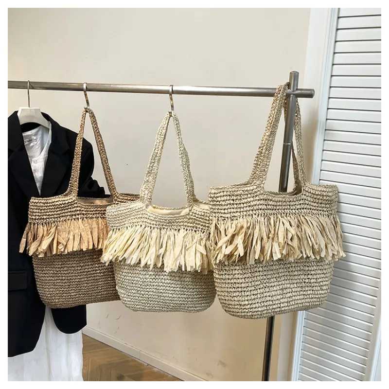 Chic Straw Shoulder Bags Fashion Tassel Weave Totes for Women Shoulder Bag Large Capacity Handbags Hand-woven Holiday Beach Bag Z250812