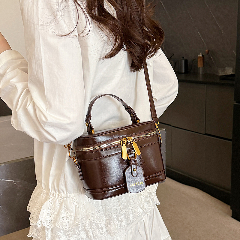 High-end Handheld Box-shaped Small Square Handbag for Women - New Fashionable and Trendy Commuter Shoulder Bag 8883