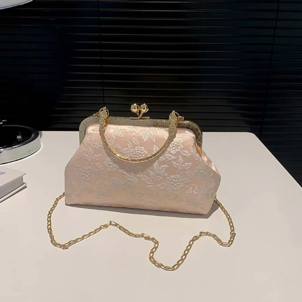 Clasp Frame Embroidery Chinese Style Handbag Purse Large Capacity Hanfu Shell Handbag Polyester Ladies Clutch Bag 250809