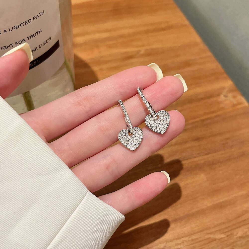 Korean Style Heart 2024 New Trend Niche Design High-end Light for Women Summer Temperament Stud Earrings