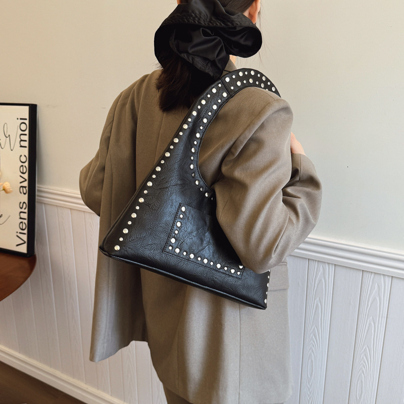 Studded Single Shoulder Underarm Fashion Motorcycle Oil Wax Leather Simple Post-Apocalyptic Style Large Capacity Tote Bag