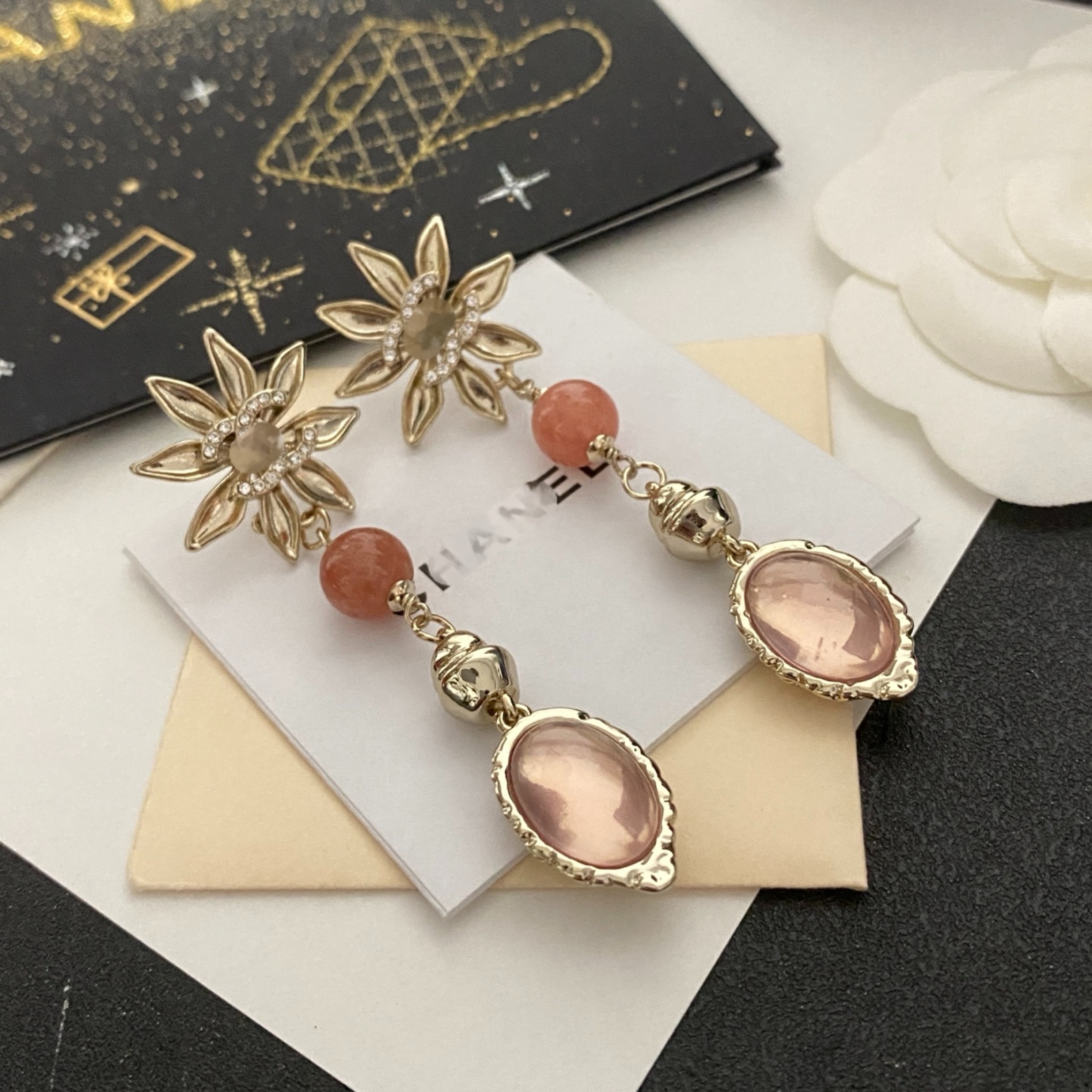 Shaped Pink Crystal Pendant Earrings, Retro, Exquisite and Light Luxury Earrings Ever fade