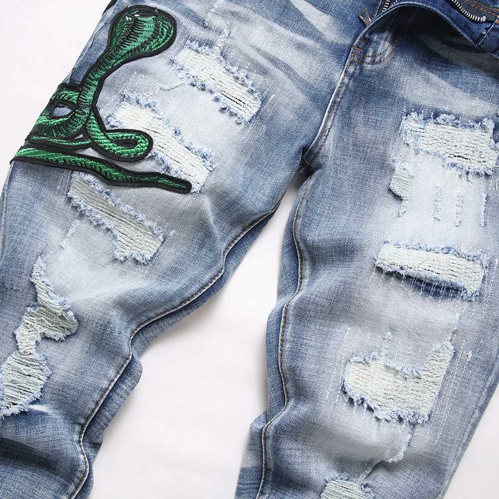 Men Snake Embroidery Denim Jeans Streetwear Ripped Patch Pants Slim Tapered Stretch Trousers X250812