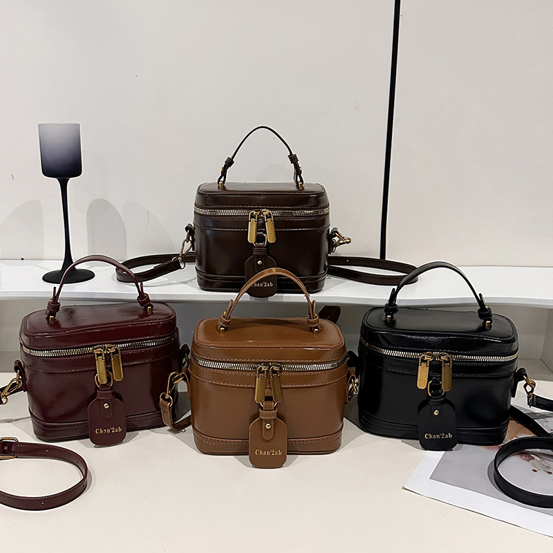 High-end Handheld Box-shaped Small Square Handbag for Women - New Fashionable and Trendy Commuter Shoulder Bag 8883