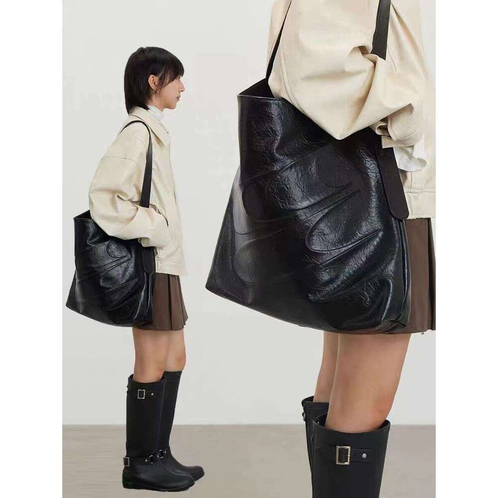 toteBag Shoulder bag ROSE NOIRE American Style Women PU Black Oil Wax Large Capacity Single Crossbody Leather Simple Adjustable Tote Commuter Bag