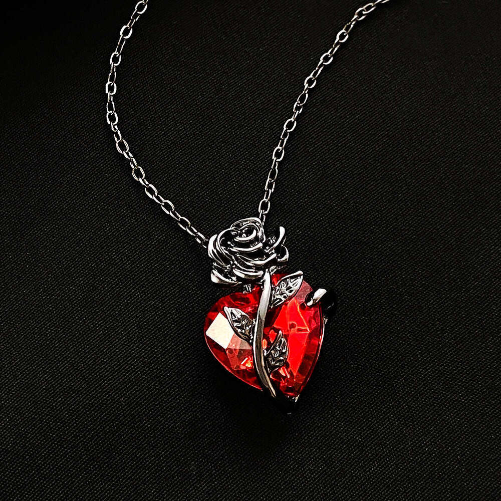 Dark Gothic Heart Rose Necklace for Women, Heart-Shaped Clavicle Chain, Valentine's Day