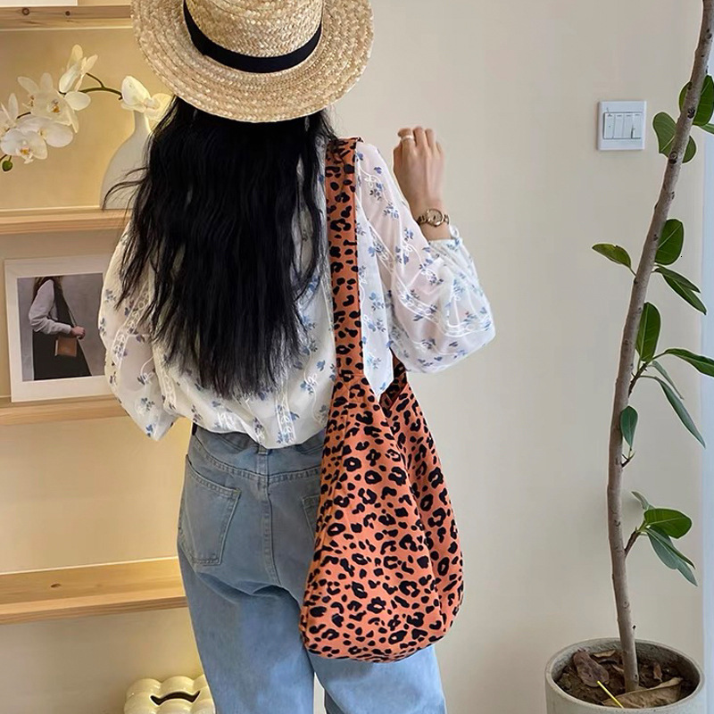 2025 New Free Shipping Women's Designer INS Style Leopard Print Canvas Bag Celebrity Style Corduroy Print Large Capacity Shoulder Bag Crossbody B