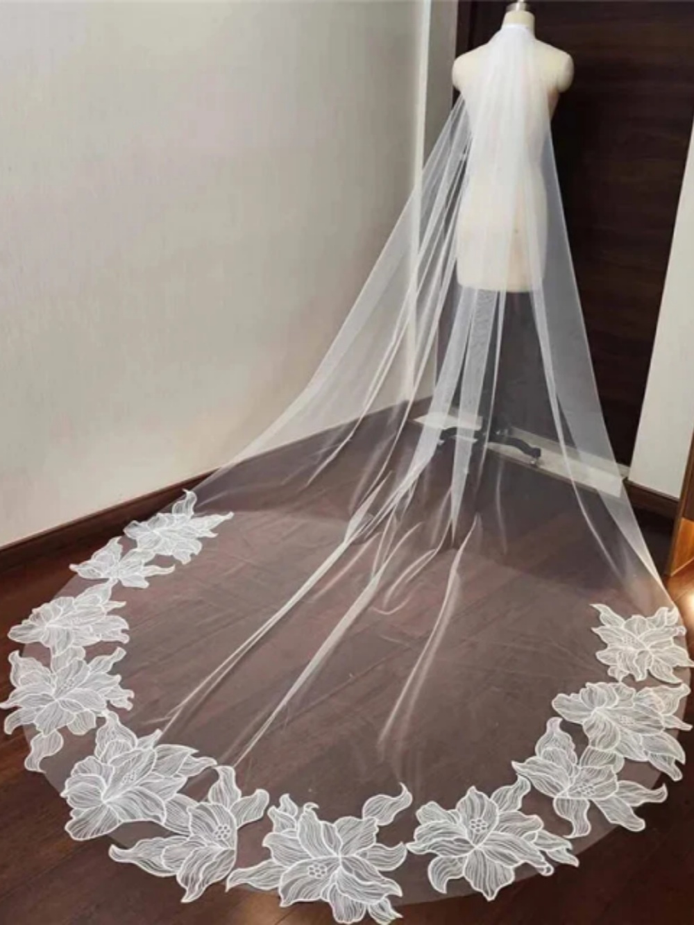 Simple Appliques Wedding Veil One Layer Long Cathedral Length Bride Veils With Comb Bride Voile Customized High Quality