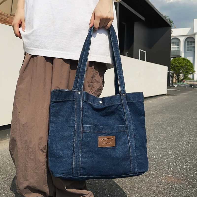 Vintage womens handbag denim shoulder bag large capacity suitable for daily use or work. Z250812
