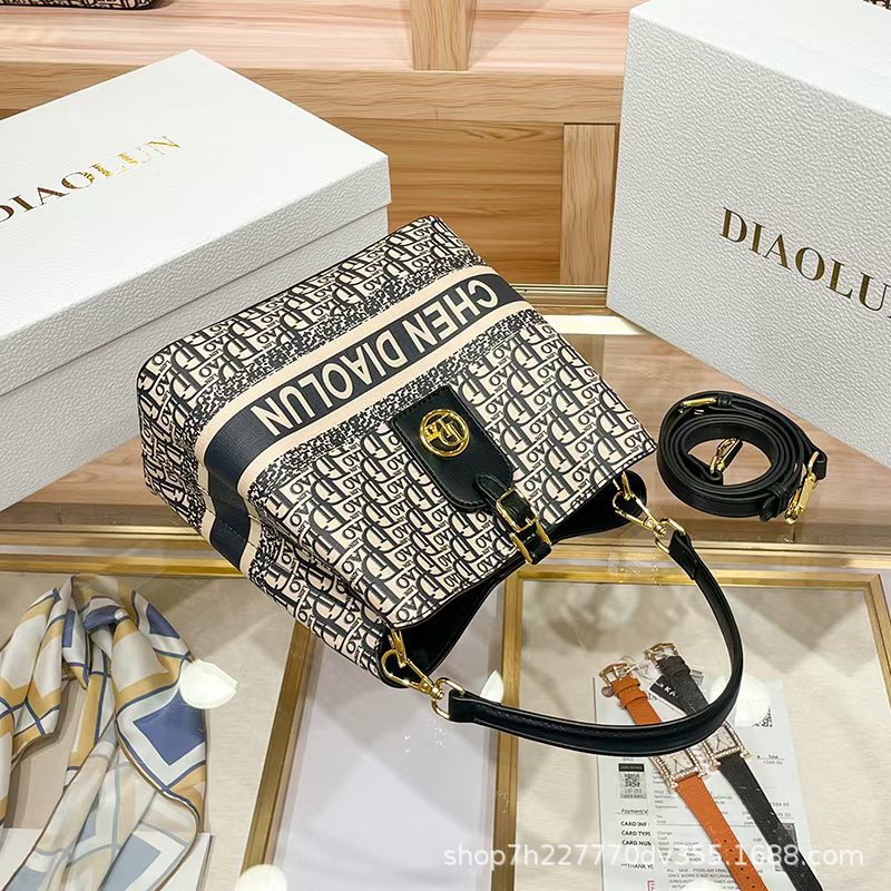 Women's bag, new Boston pillow bag, women's hand shoulder messenger bag, high-quality texture fast delivery