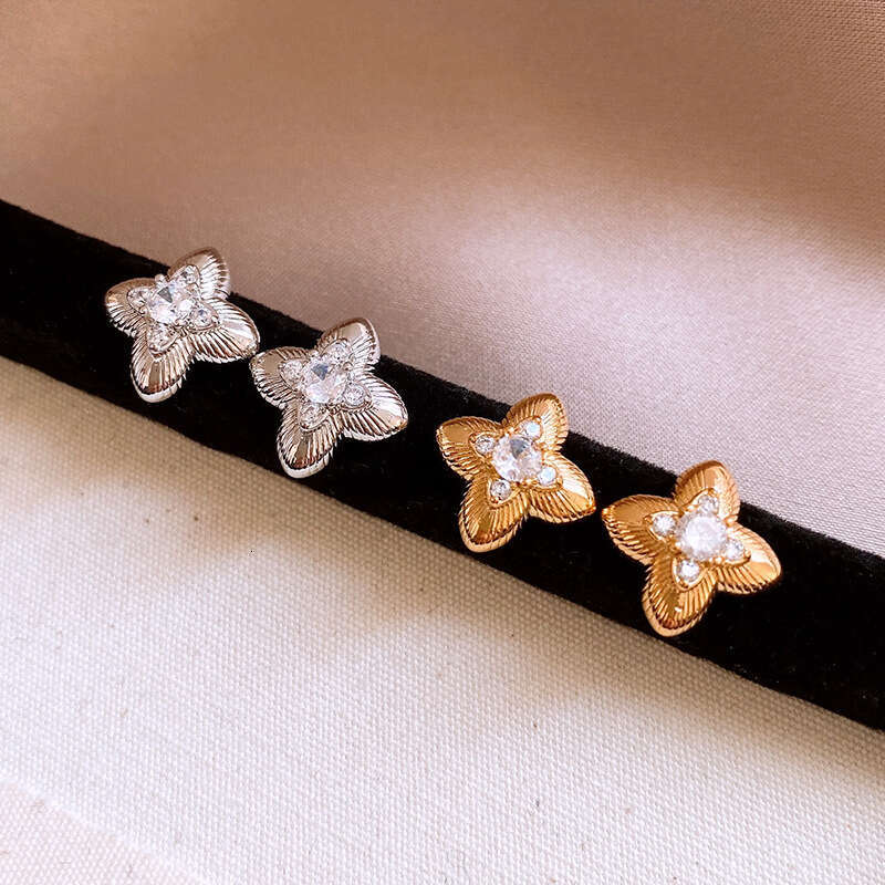 25 Luxury jewelry designer bracelet for Women Drawing process hollowed out lucky clover necklace high-end bracelet earrings sweater chain 4/ Leaf flow