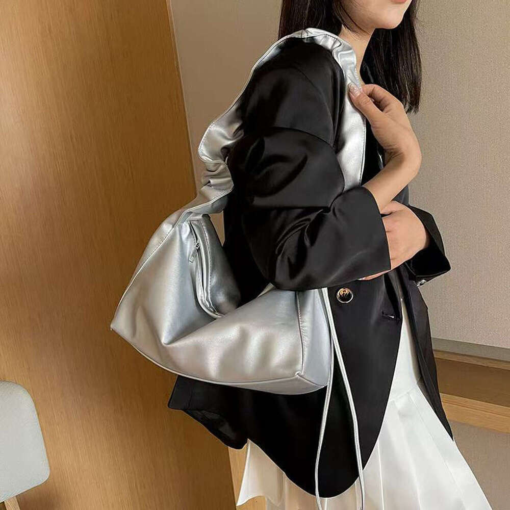 Spring Summer New Large Capacity Underarm Cloud Women's Single Shoulder Baguette Wrinkled Pillow Bag B5