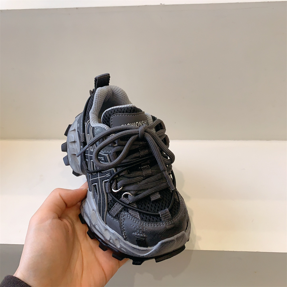 Free shipping designed for children's sports shoes Lightweight breathable versatile and trendy shoes for boy and girl