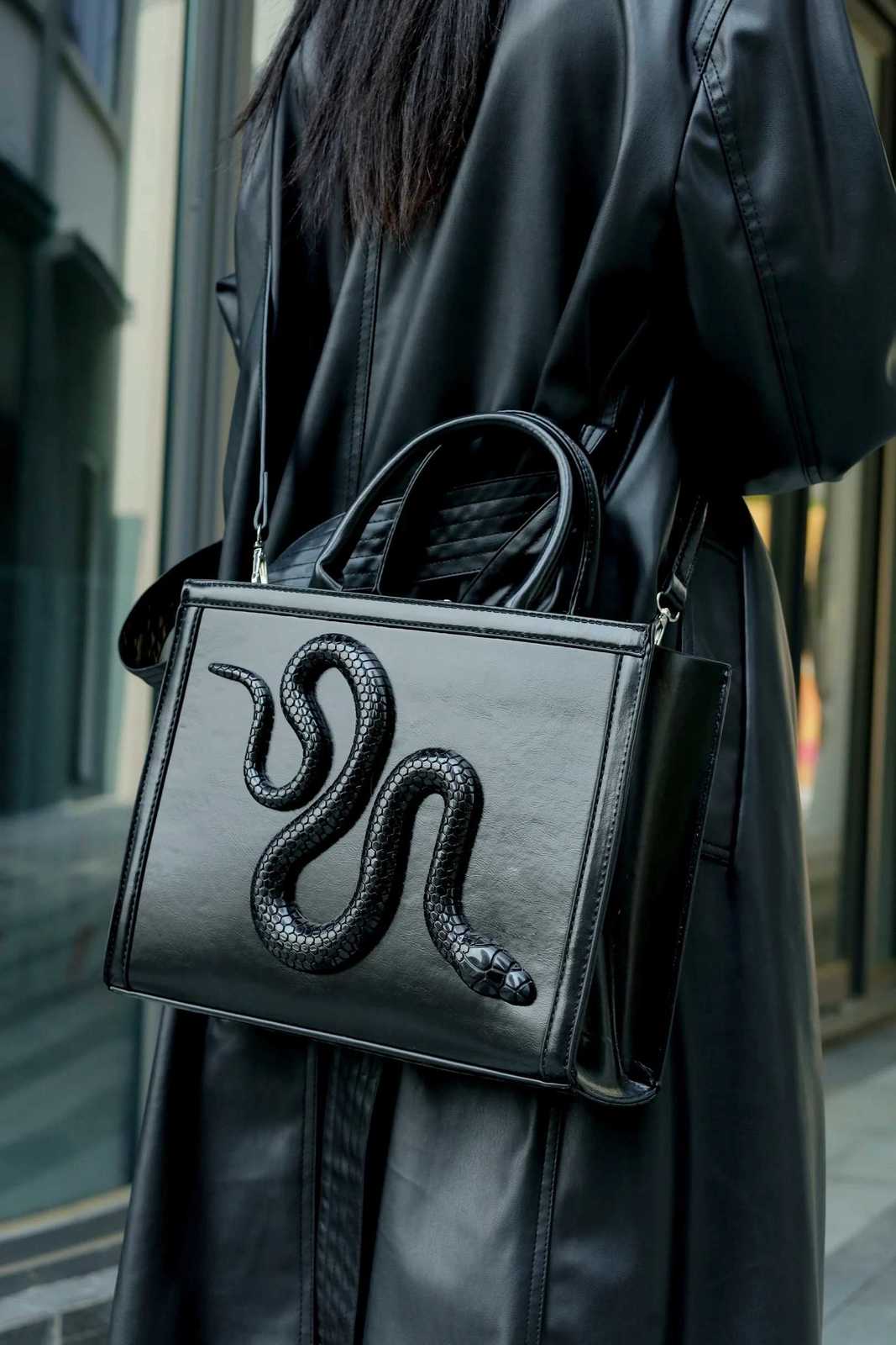 Niche Design 2023 New High Quality Snake Handbags for Women Fashion Trend Dark Wind Crossbody Bag Womens Bag Hot Sale Z250812