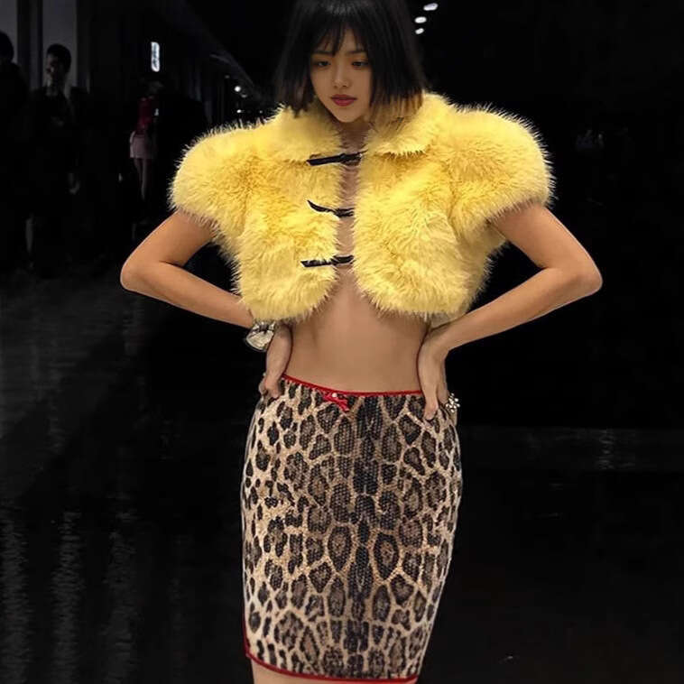 A stand-up collar, shawl, vest, fur, sexy and versatile coat